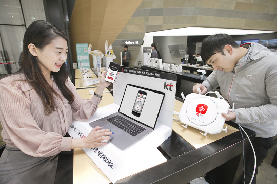 KT는 기존 기가 와이파이보다 3배 빠른 5기가급 차세대 와이파이 상용 AP를 개발 완료하고 서비스를   시작한다. 모델들이 광화문 KT스퀘어에서 KT의 차세대 와이파이를 체험하고 있다. [KT 제공]